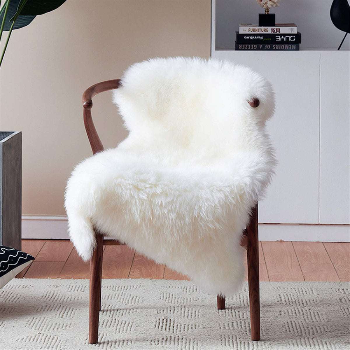 duduta White Faux Fur Throw Rug 2x3 ft, Small Bedside Rug Dorm Chair Cover