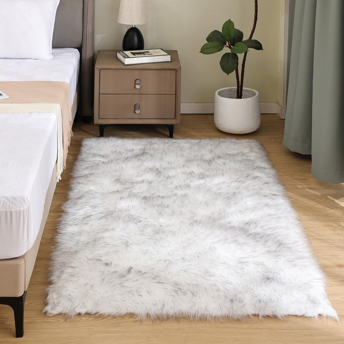 Latepis White Sheepskin Rug 2x3 Faux Fur Sheepskin Rug for Living Room Fluffy Washable Rugs for Bedroom Luxury Room Decor Furry Rugs Rectangle
