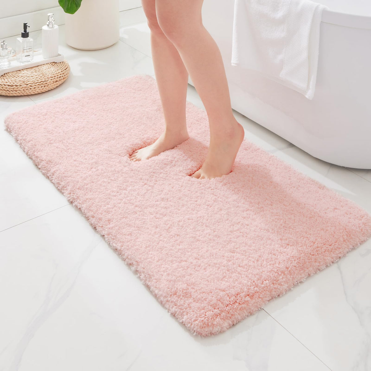 ILANGO Bathroom Rugs 24" × 17", Extra Soft Absorbent Microfiber Bath Rugs