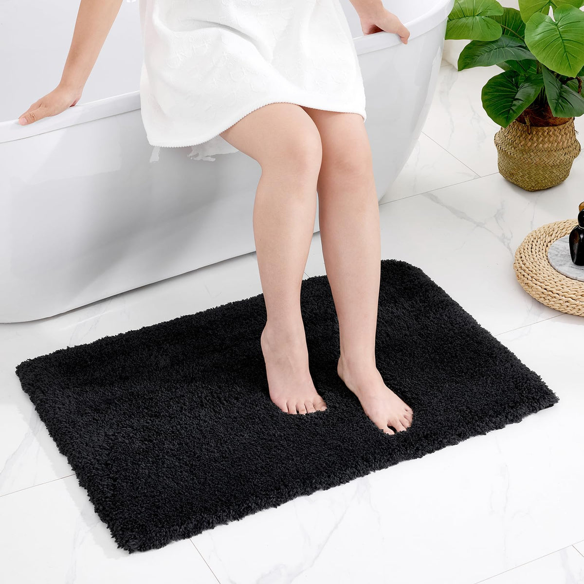 Disolla White Bathroom Rugs 17x24, Microfiber Non-Slip Plush Small Bath Mat