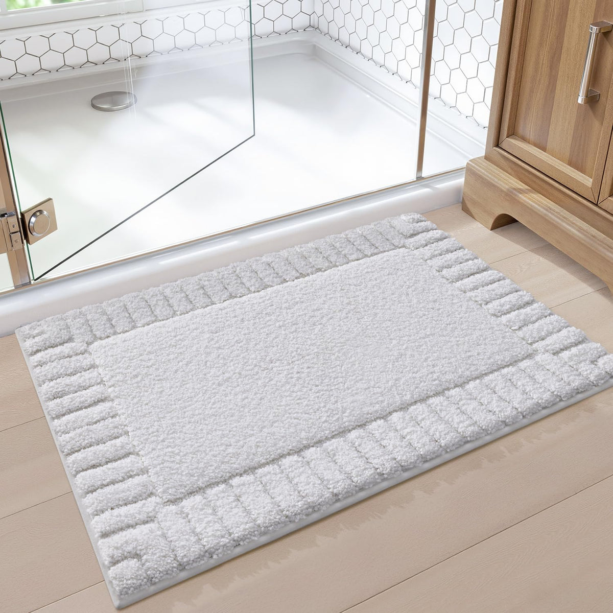 LUMI Soft Bathroom Rugs Absorbent, Non Slip Bath Mat 20x32, White