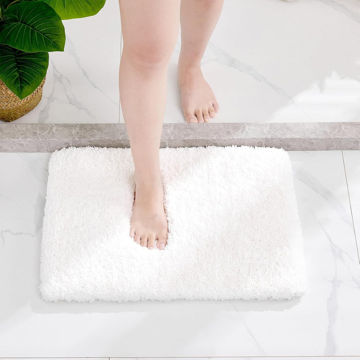 Disolla White Bathroom Rugs 17x24, Microfiber Non-Slip Plush Small Bath Mat