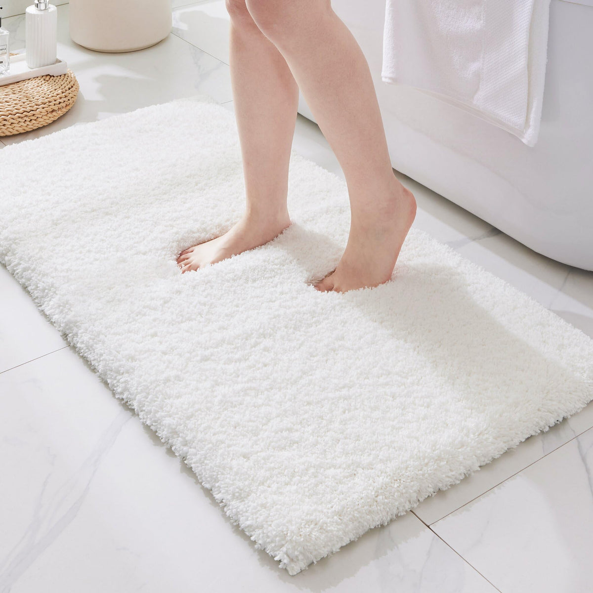 ILANGO Bathroom Rugs 24" × 17", Extra Soft Absorbent Microfiber Bath Rugs