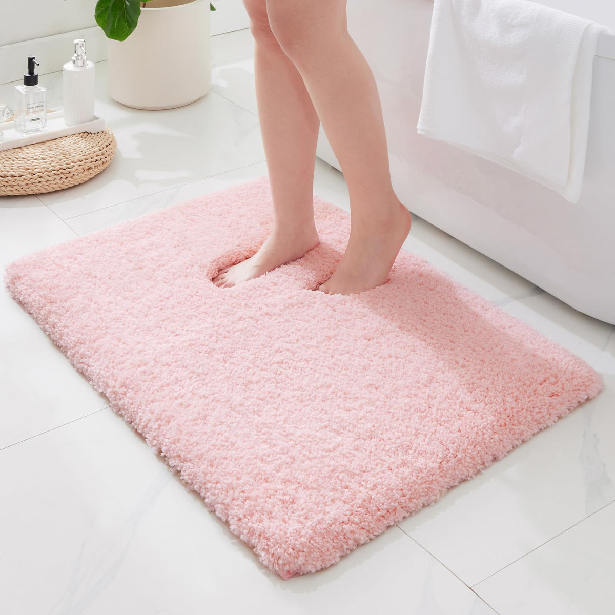 ILANGO Bathroom Rugs 24" × 17", Extra Soft Absorbent Microfiber Bath Rugs