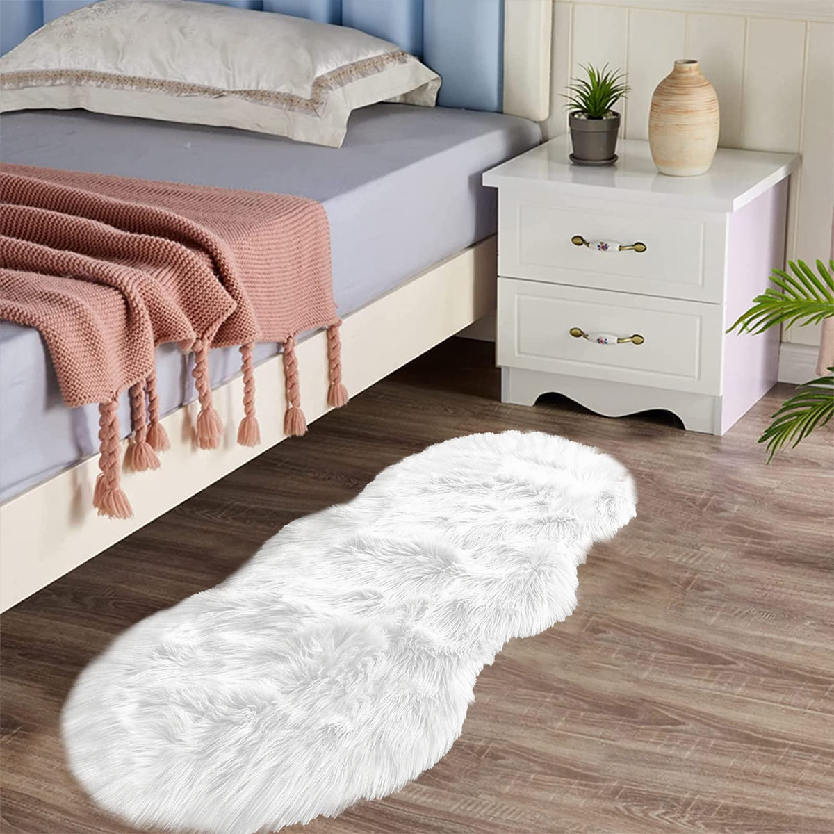 Latepis White Sheepskin Rug 2x3 Faux Fur Sheepskin Rug for Living Room Fluffy Washable Rugs for Bedroom Luxury Room Decor Furry Rugs Rectangle
