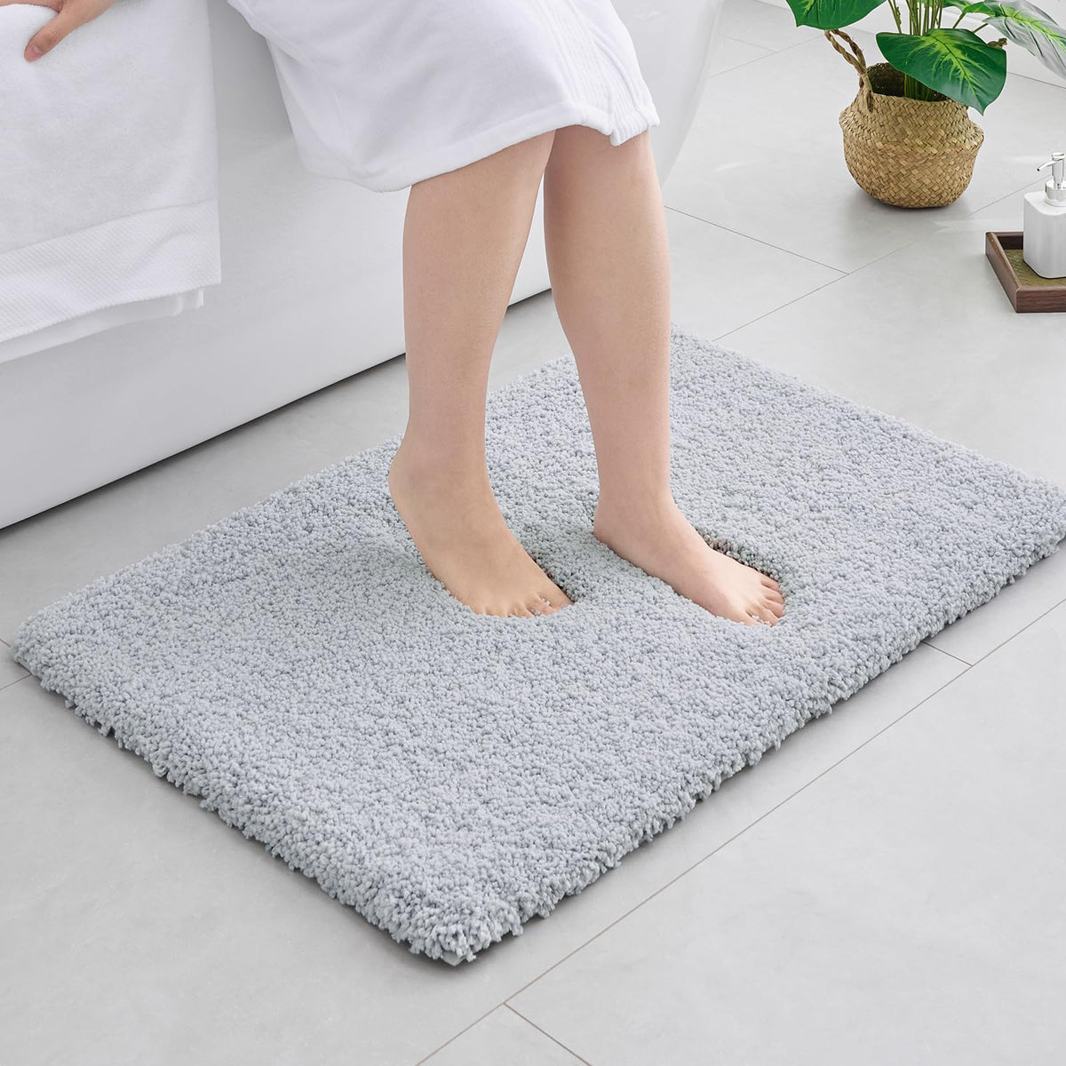Disolla White Bathroom Rugs 17x24, Microfiber Non-Slip Plush Small Bath Mat