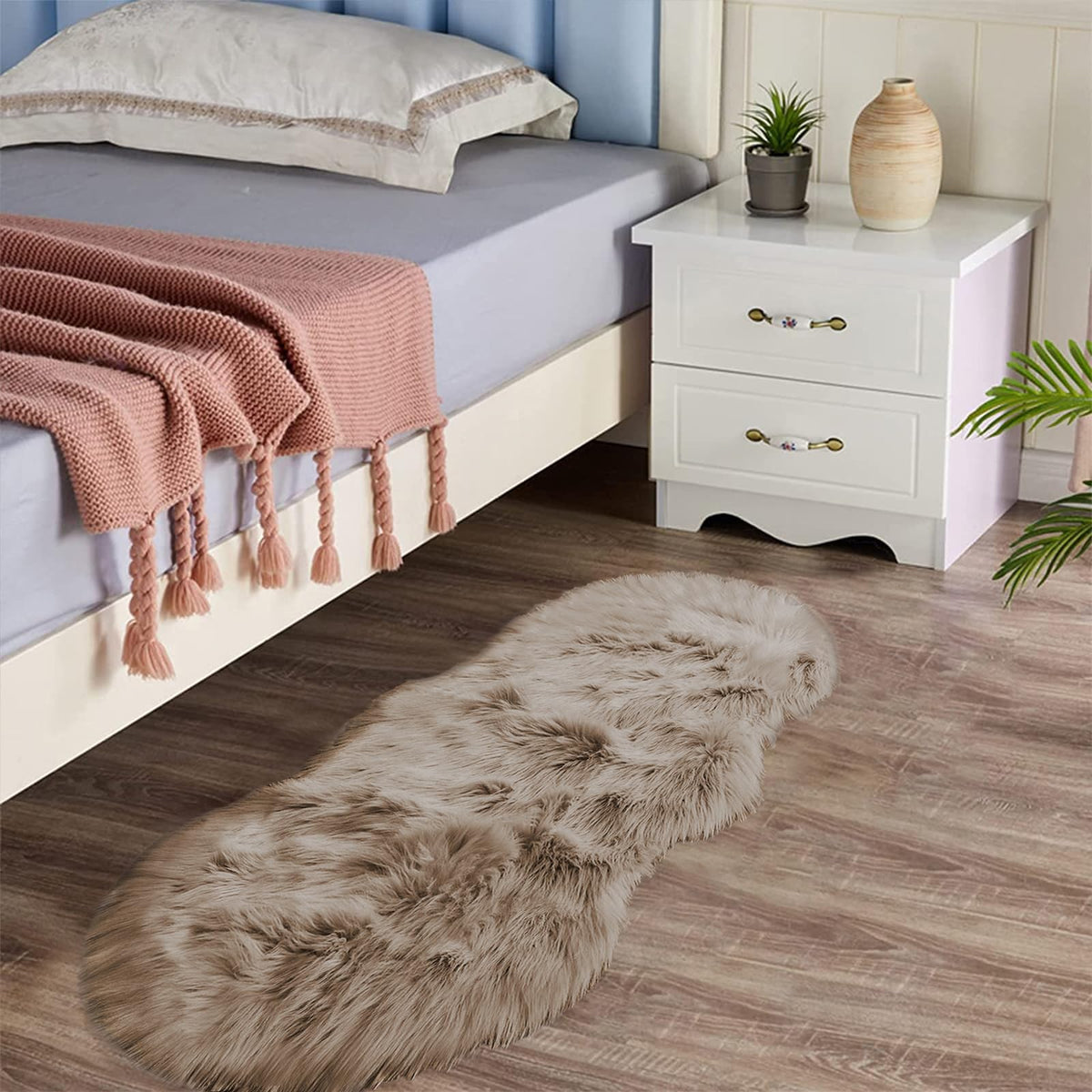 Latepis White Sheepskin Rug 2x3 Faux Fur Sheepskin Rug for Living Room Fluffy Washable Rugs for Bedroom Luxury Room Decor Furry Rugs Rectangle