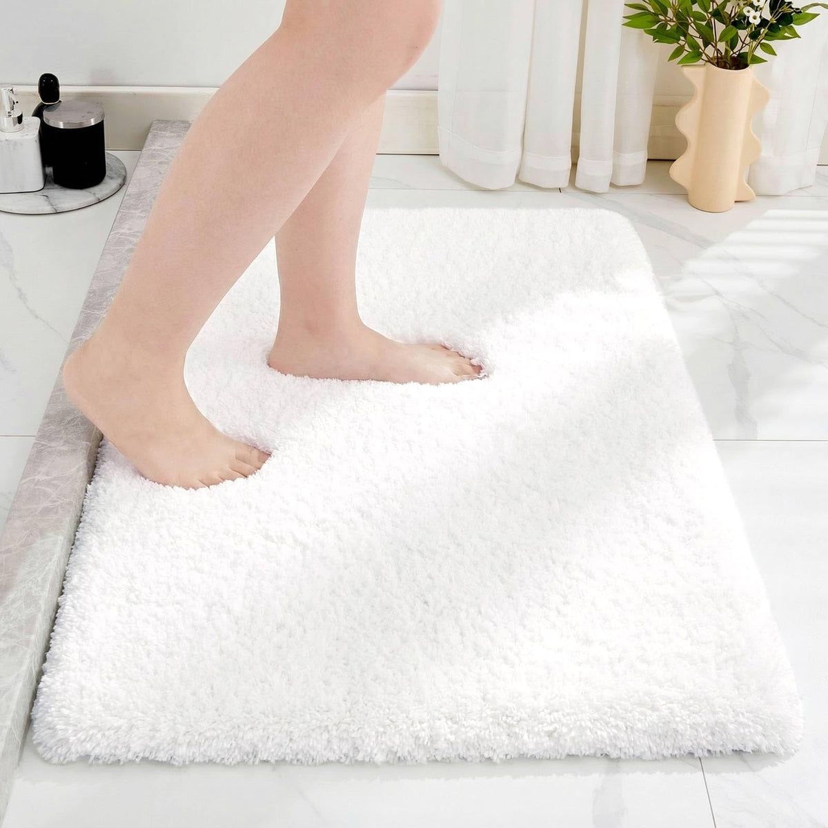 Disolla White Bathroom Rugs 17x24, Microfiber Non-Slip Plush Small Bath Mat
