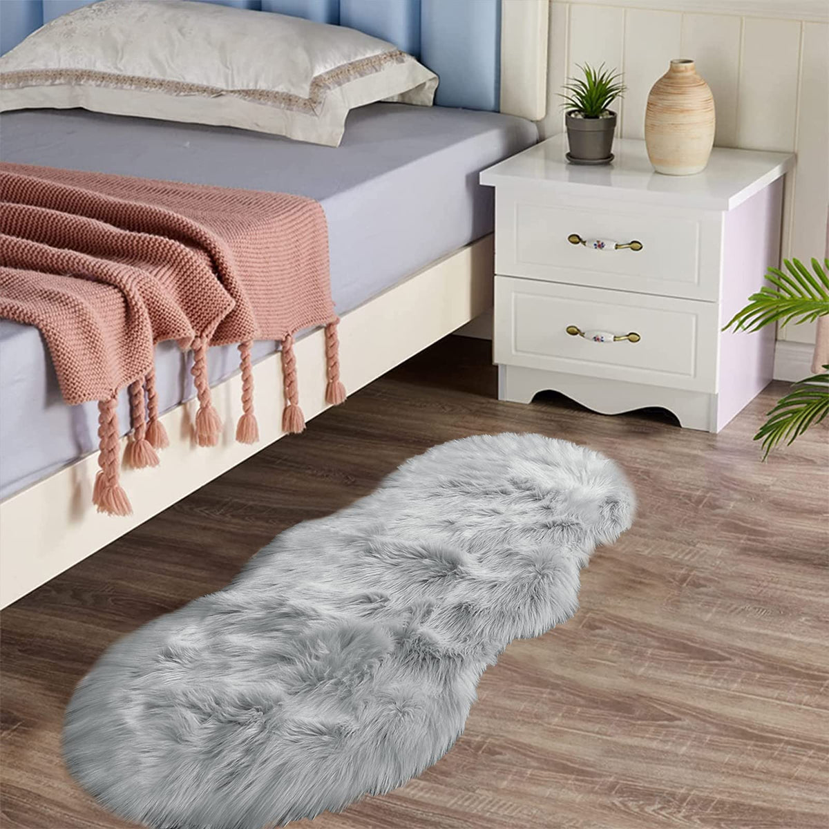 Latepis White Sheepskin Rug 2x3 Faux Fur Sheepskin Rug for Living Room Fluffy Washable Rugs for Bedroom Luxury Room Decor Furry Rugs Rectangle