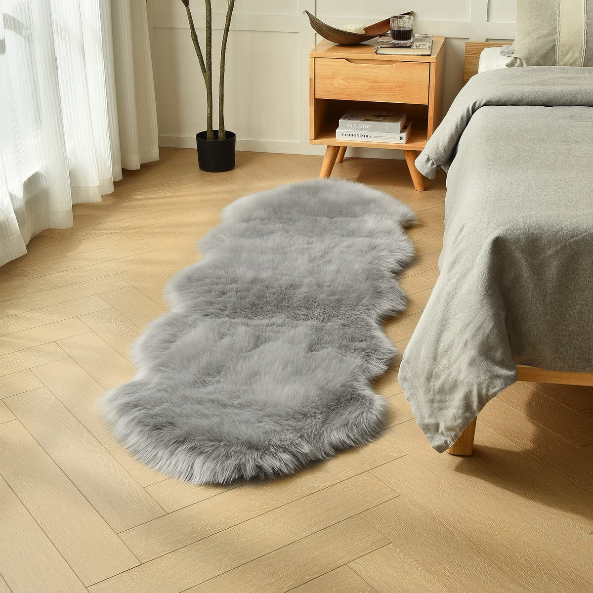 duduta White Faux Fur Throw Rug 2x3 ft, Small Bedside Rug Dorm Chair Cover