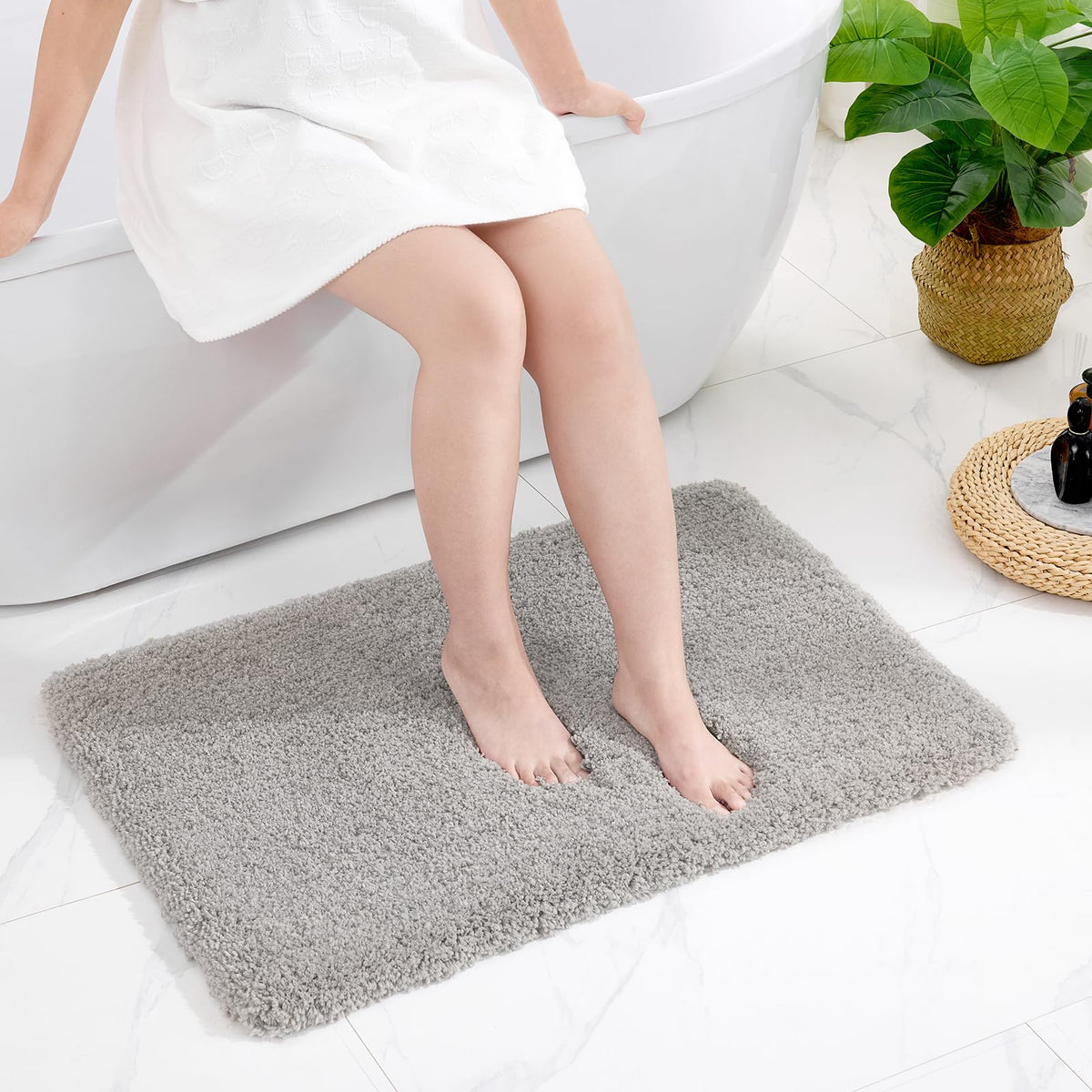 Disolla White Bathroom Rugs 17x24, Microfiber Non-Slip Plush Small Bath Mat