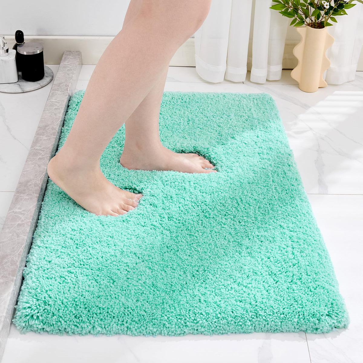 Disolla White Bathroom Rugs 17x24, Microfiber Non-Slip Plush Small Bath Mat