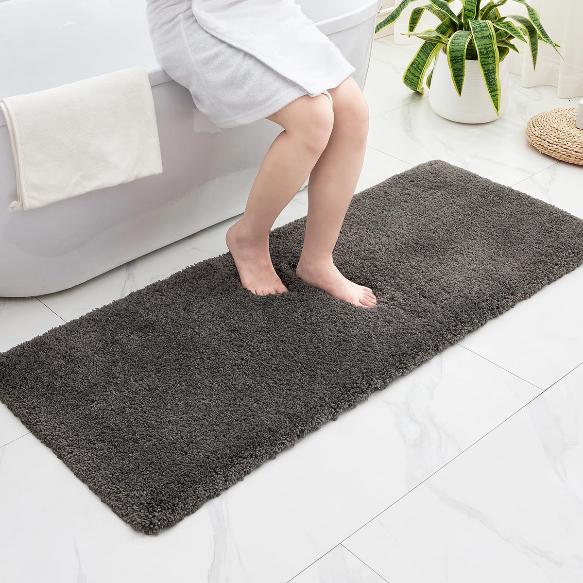 Disolla White Bathroom Rugs 17x24, Microfiber Non-Slip Plush Small Bath Mat