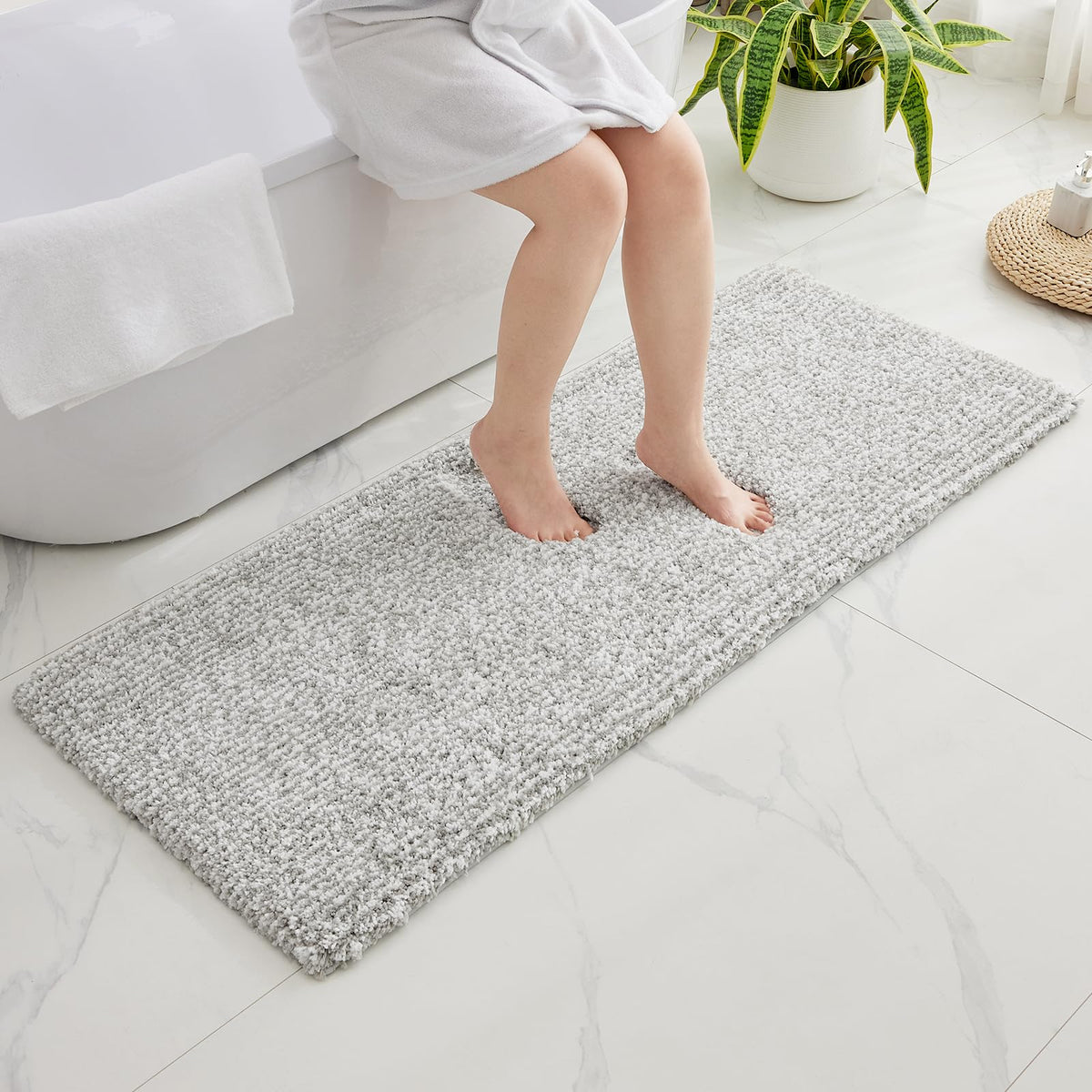 Disolla White Bathroom Rugs 17x24, Microfiber Non-Slip Plush Small Bath Mat