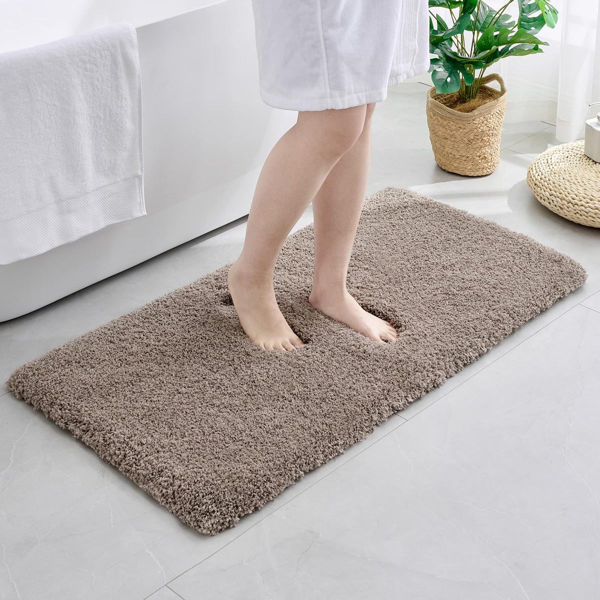 Disolla White Bathroom Rugs 17x24, Microfiber Non-Slip Plush Small Bath Mat