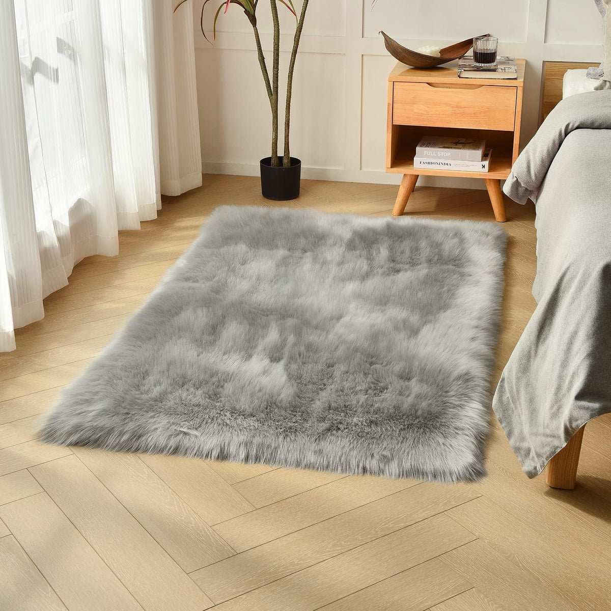 duduta White Faux Fur Throw Rug 2x3 ft, Small Bedside Rug Dorm Chair Cover
