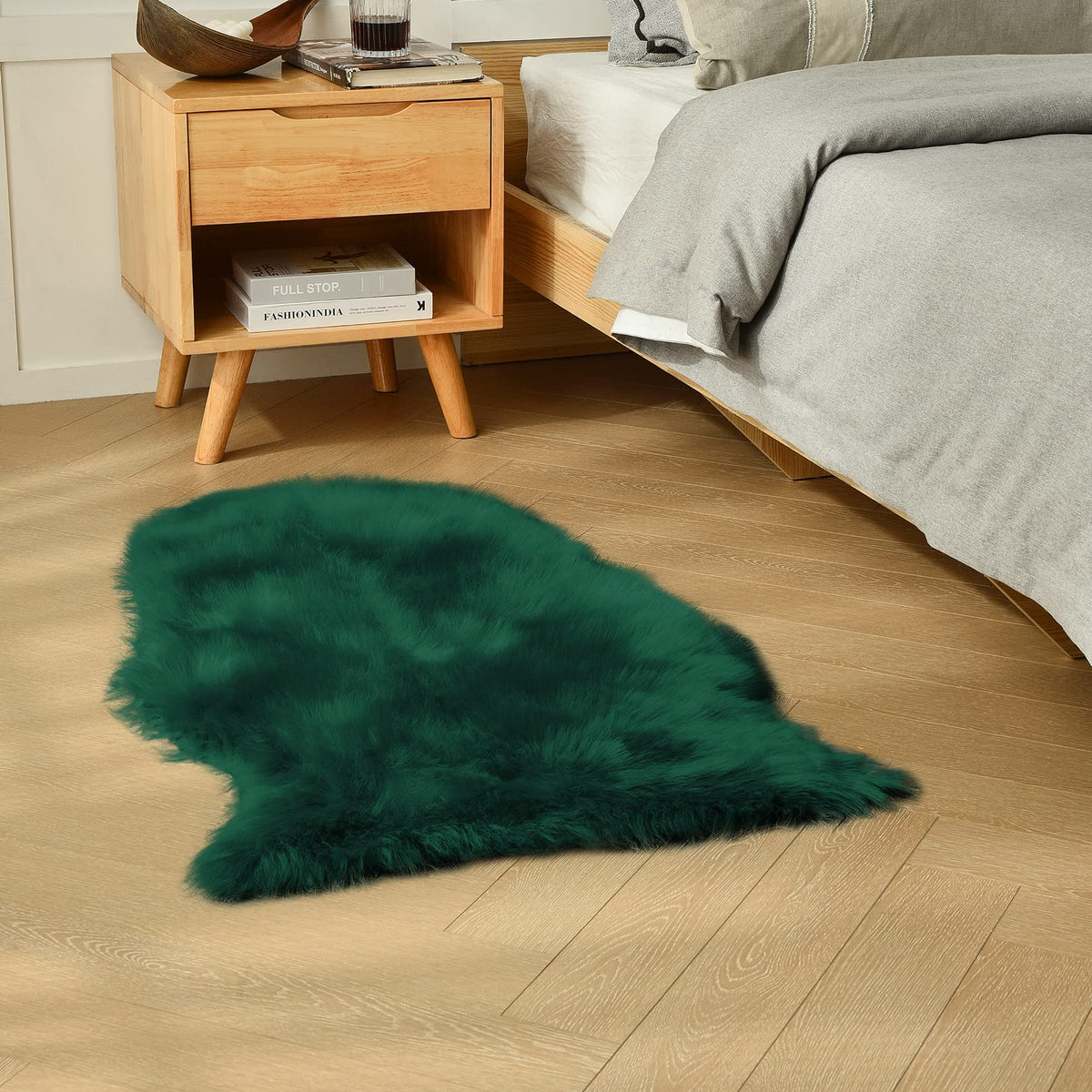 duduta White Faux Fur Throw Rug 2x3 ft, Small Bedside Rug Dorm Chair Cover