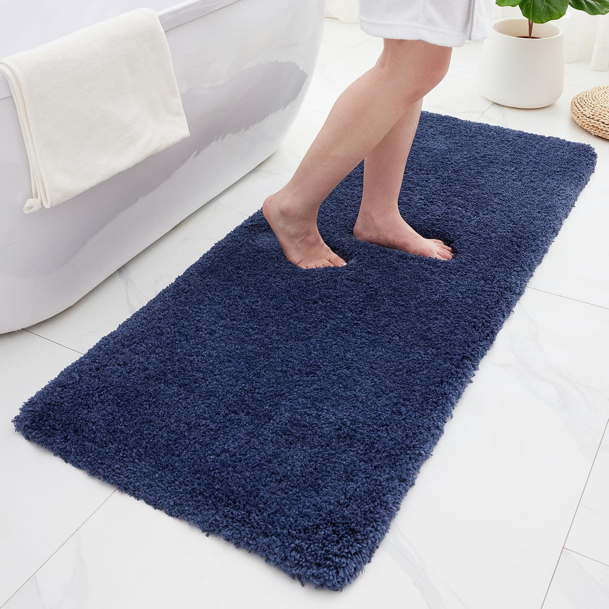 ILANGO Bathroom Rugs 24" × 17", Extra Soft Absorbent Microfiber Bath Rugs