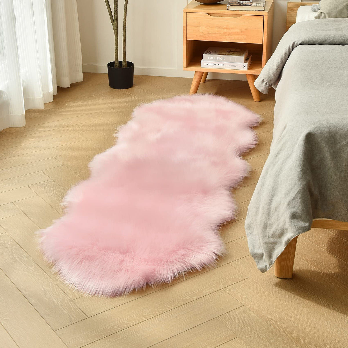 duduta White Faux Fur Throw Rug 2x3 ft, Small Bedside Rug Dorm Chair Cover
