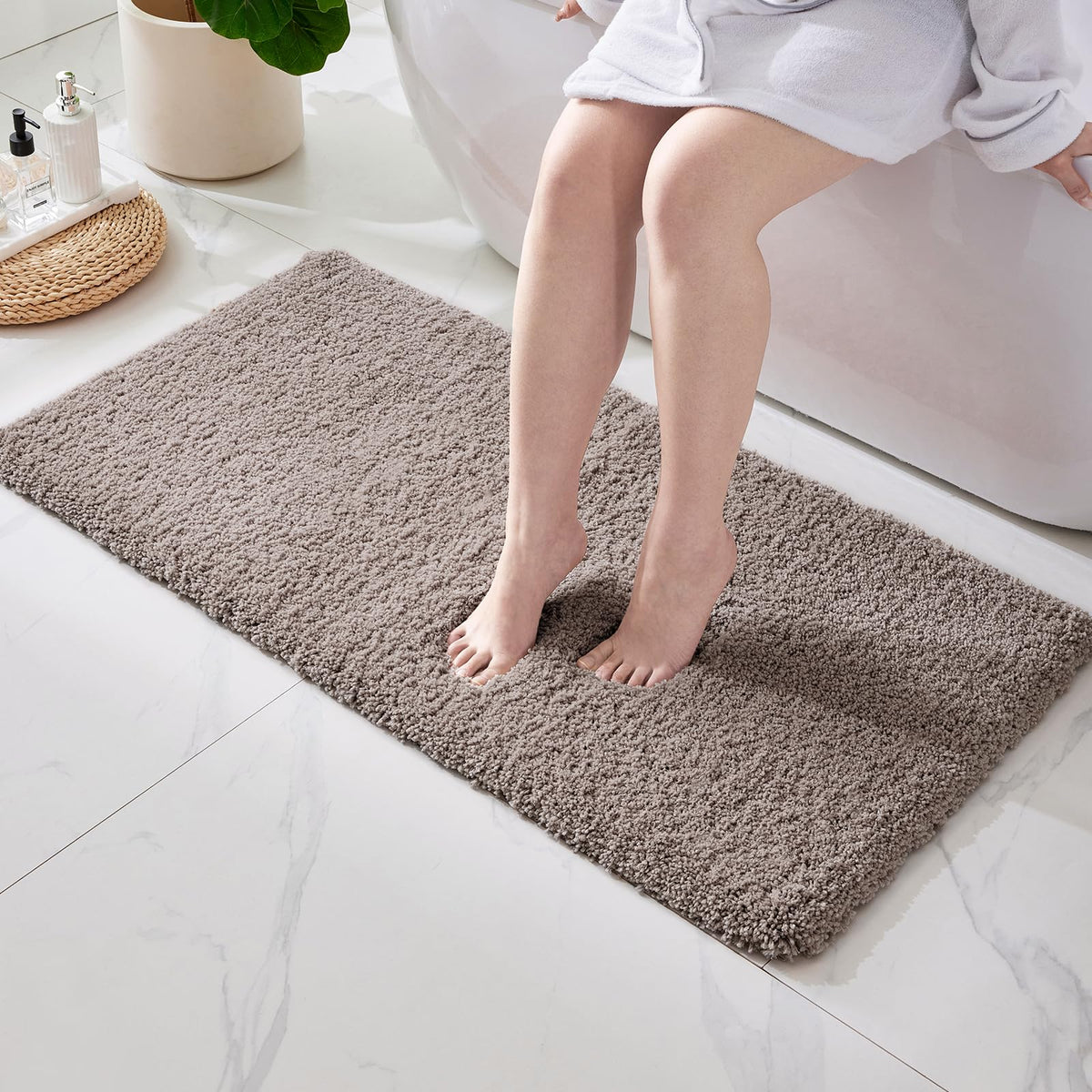 ILANGO Bathroom Rugs 24" × 17", Extra Soft Absorbent Microfiber Bath Rugs