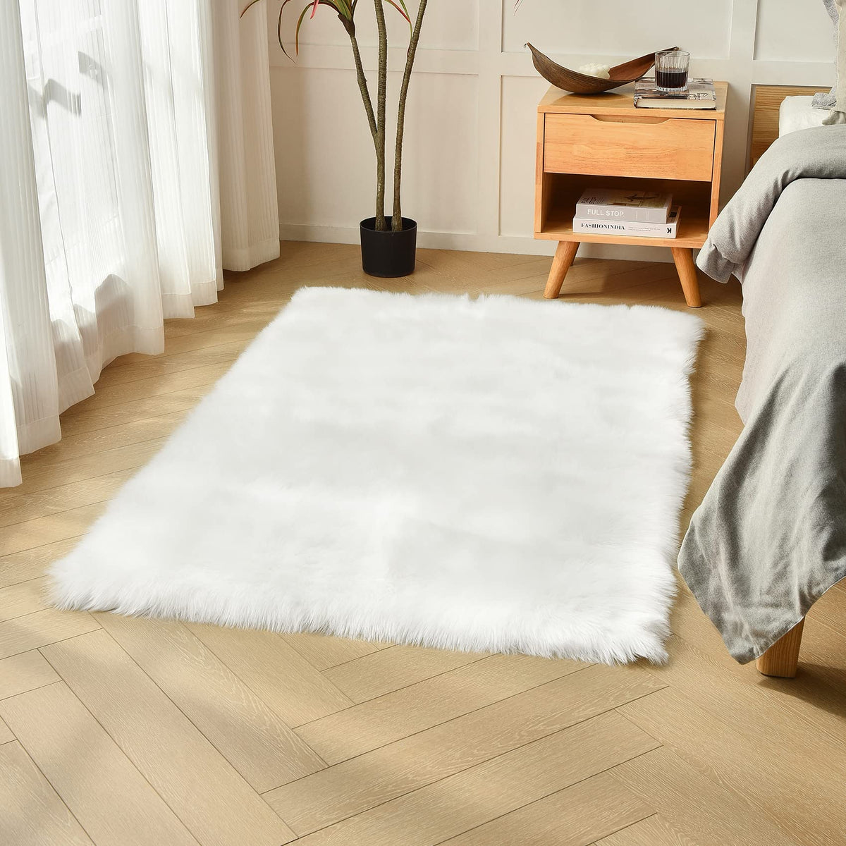 duduta White Faux Fur Throw Rug 2x3 ft, Small Bedside Rug Dorm Chair Cover