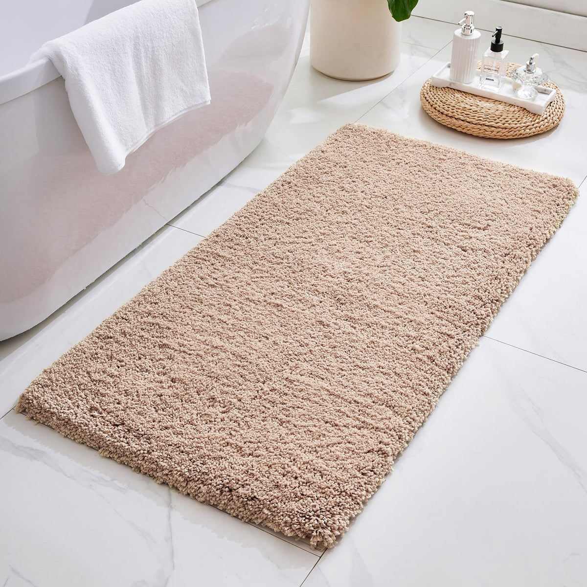 ILANGO Bathroom Rugs 24" × 17", Extra Soft Absorbent Microfiber Bath Rugs