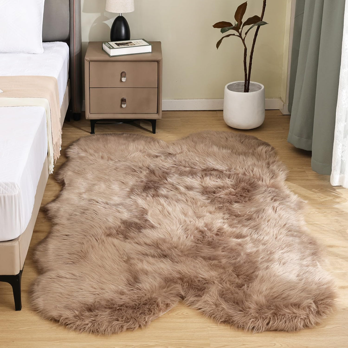 Latepis White Sheepskin Rug 2x3 Faux Fur Sheepskin Rug for Living Room Fluffy Washable Rugs for Bedroom Luxury Room Decor Furry Rugs Rectangle