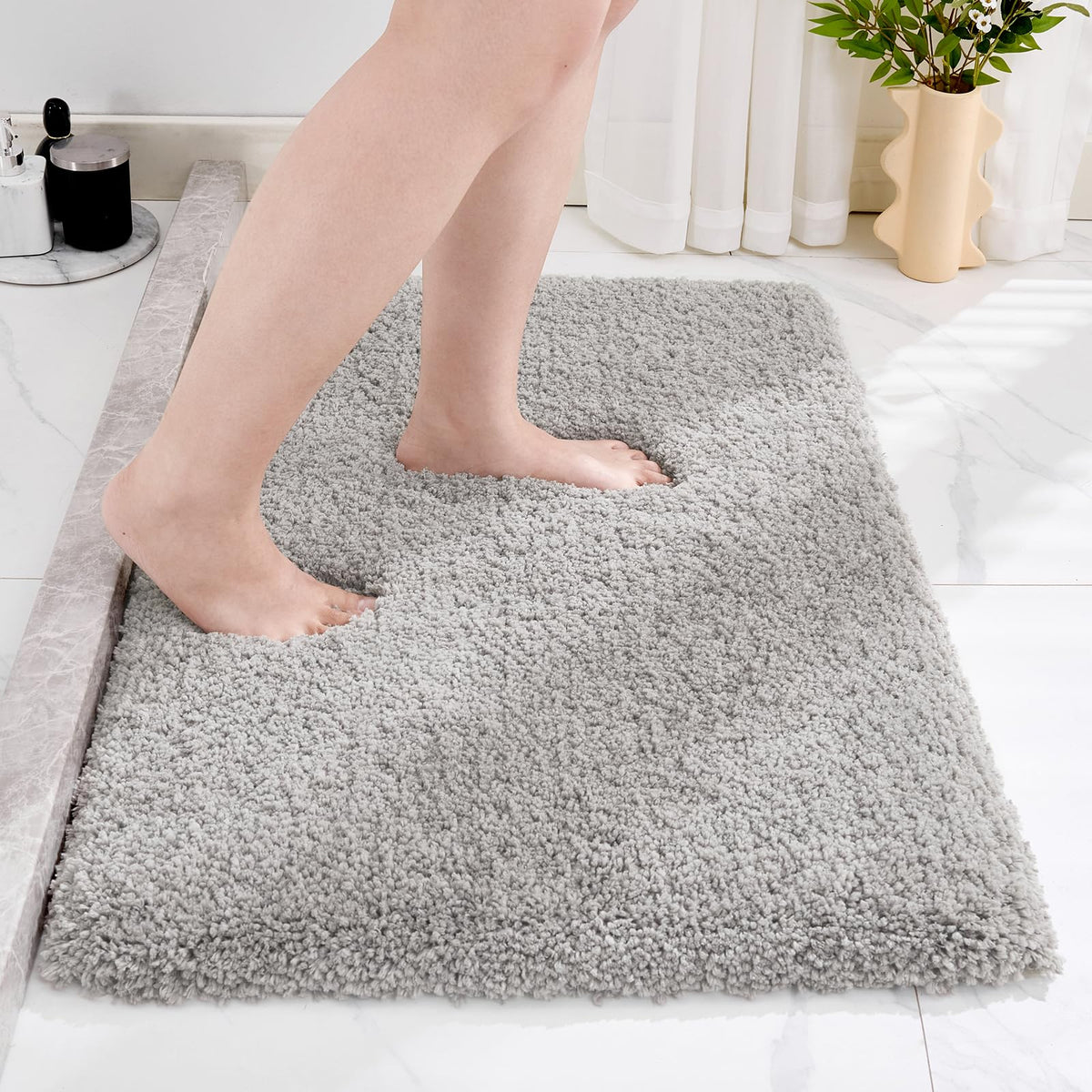 Disolla White Bathroom Rugs 17x24, Microfiber Non-Slip Plush Small Bath Mat