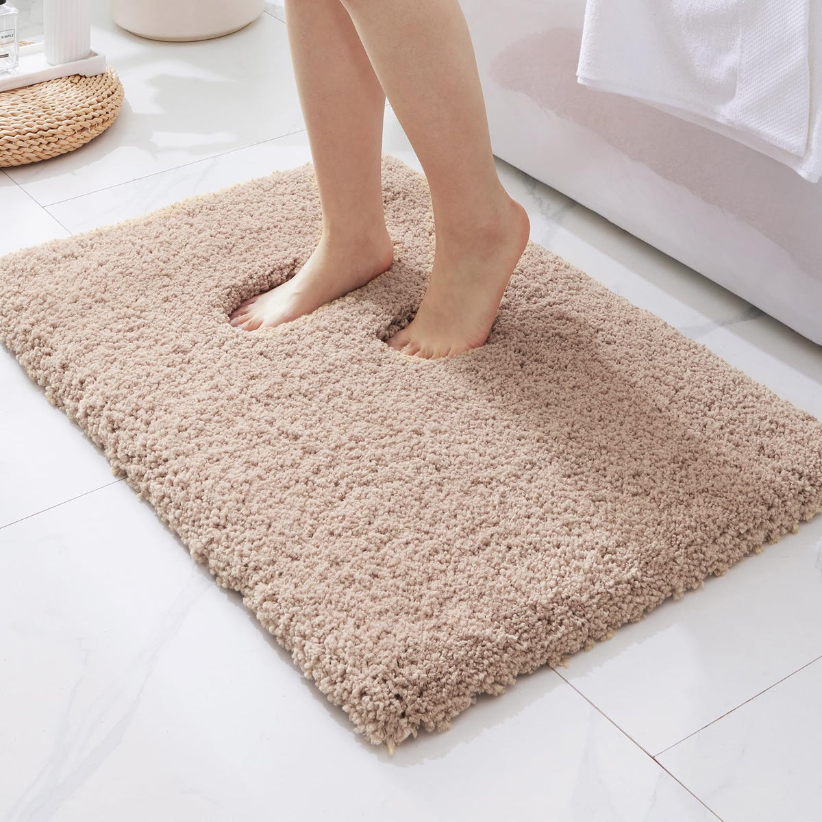 ILANGO Bathroom Rugs 24" × 17", Extra Soft Absorbent Microfiber Bath Rugs