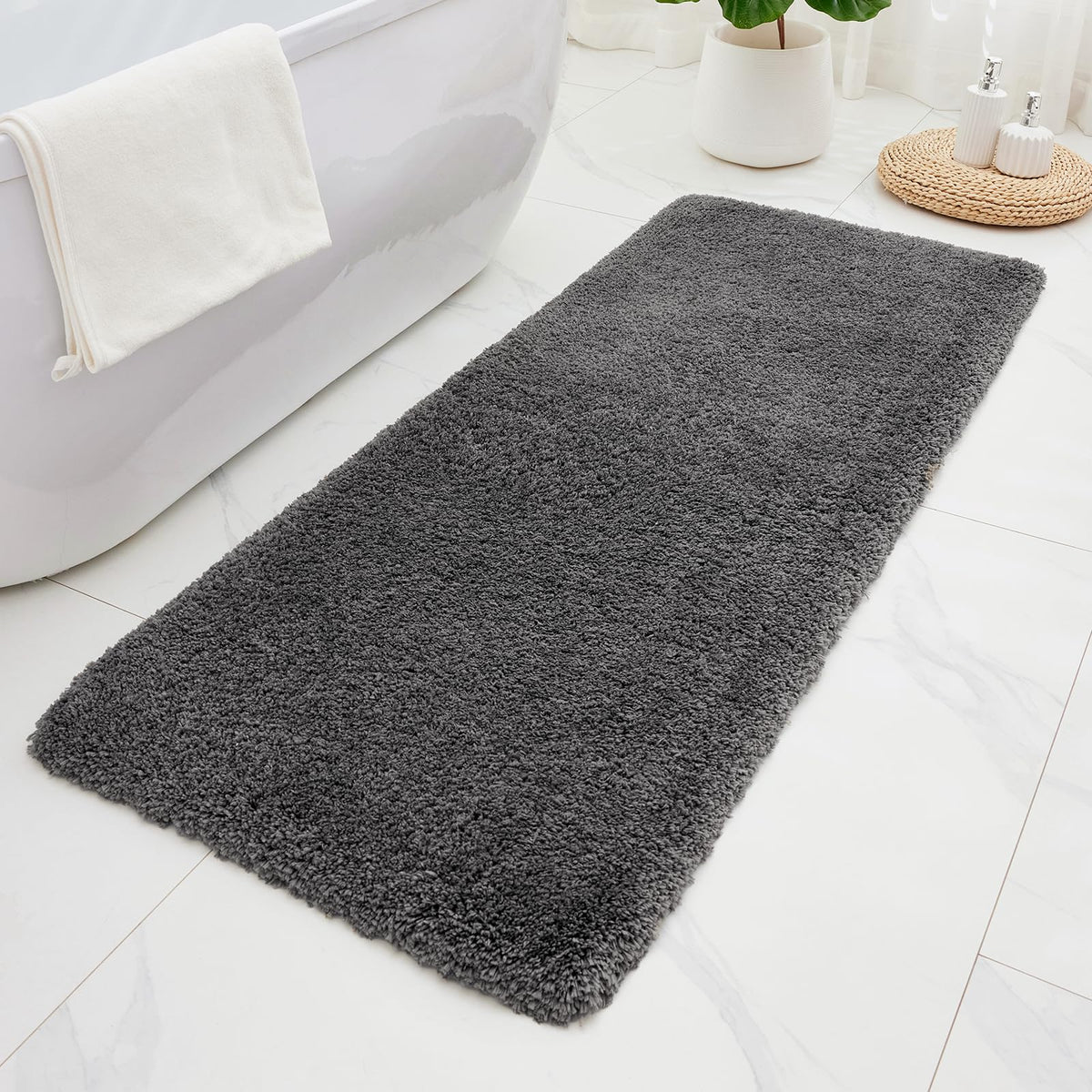 ILANGO Bathroom Rugs 24" × 17", Extra Soft Absorbent Microfiber Bath Rugs