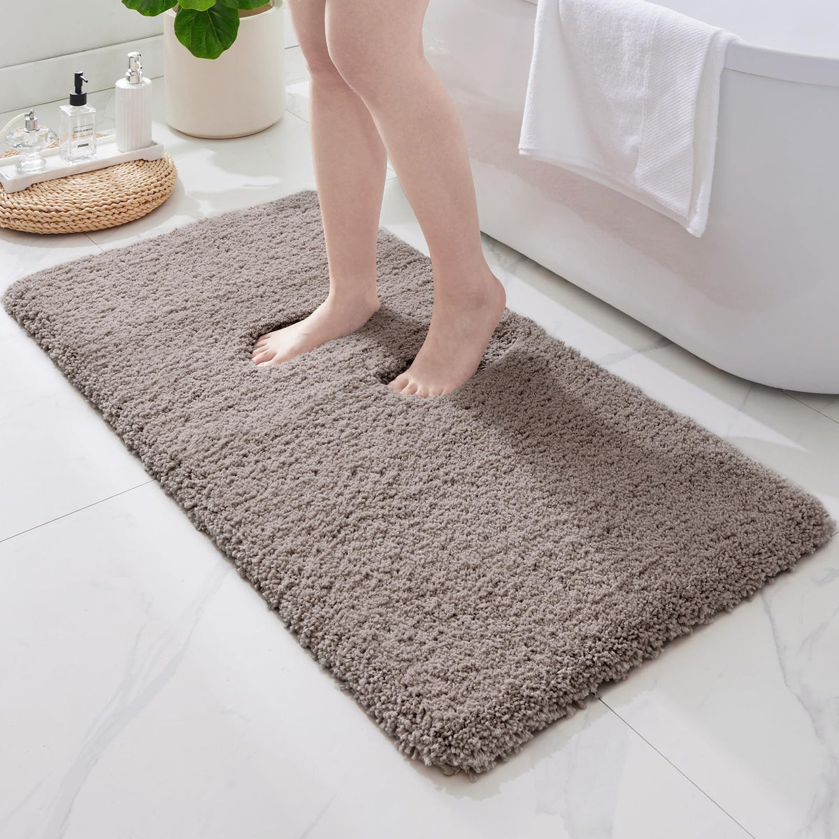 ILANGO Bathroom Rugs 24" × 17", Extra Soft Absorbent Microfiber Bath Rugs