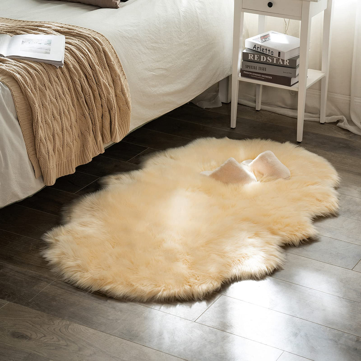 MIULEE Fluffy Area Rug 3x5 ft Faux Fur Sheepskin Rug for Bedroom White