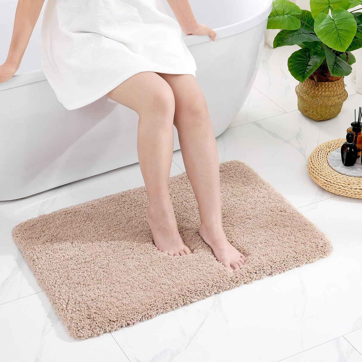 Disolla White Bathroom Rugs 17x24, Microfiber Non-Slip Plush Small Bath Mat