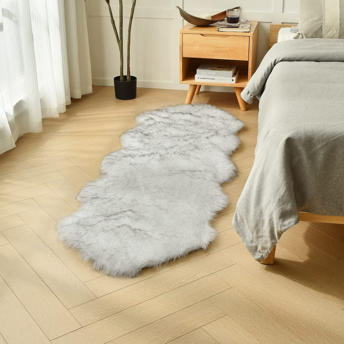 duduta White Faux Fur Throw Rug 2x3 ft, Small Bedside Rug Dorm Chair Cover