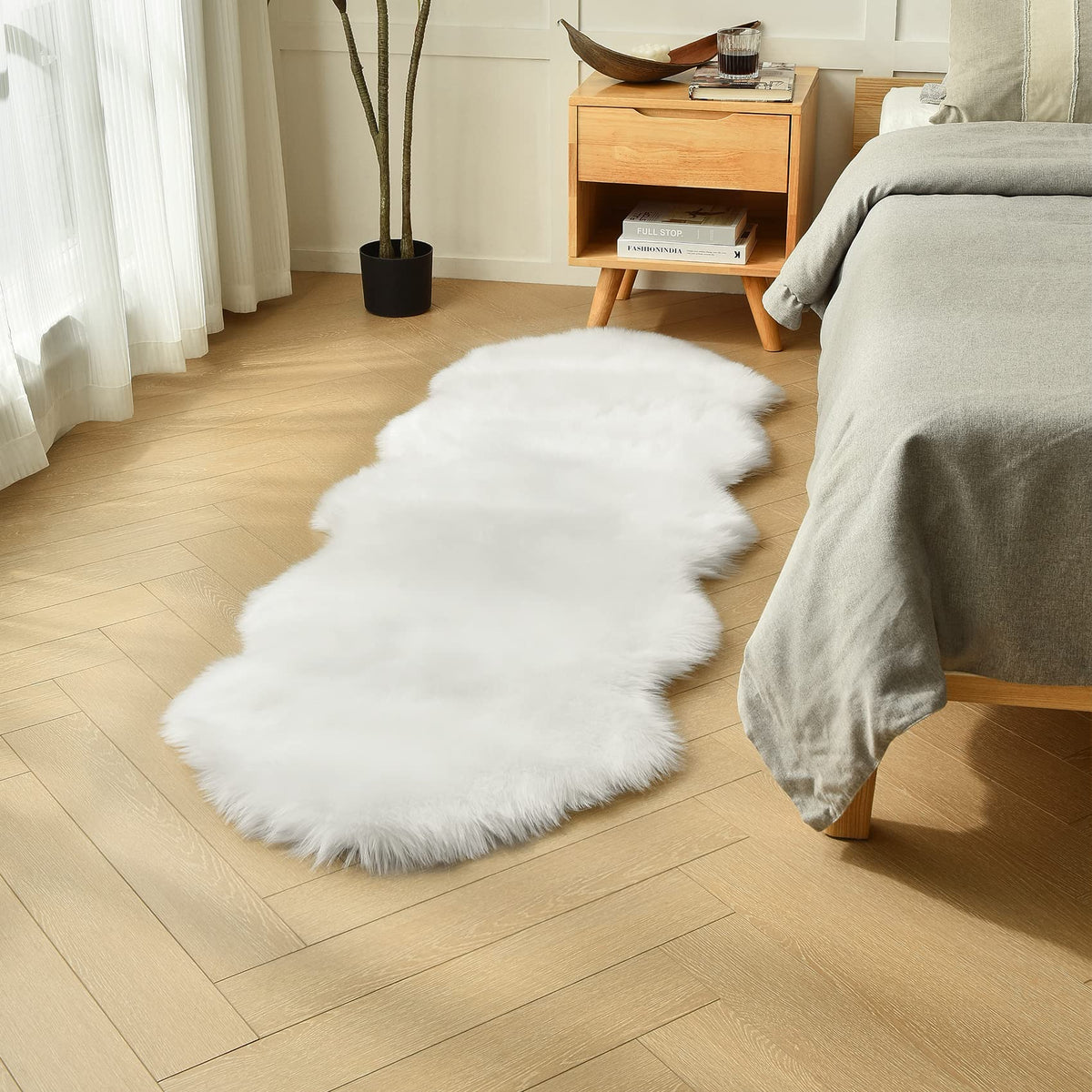 duduta White Faux Fur Throw Rug 2x3 ft, Small Bedside Rug Dorm Chair Cover