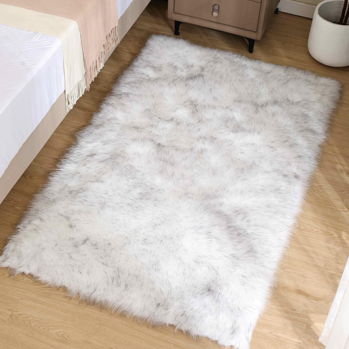 Goolela White Fluffy Faux Fur Rug for Bedroom Faux Sheepskin Rug 2x3 White Fuzzy Furry Bedside Carpet Dining Room Playroom Dorm Small Washable Rectangle