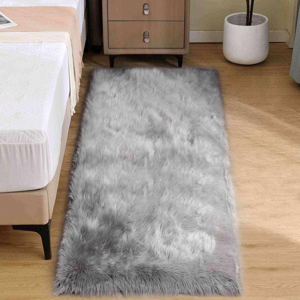 Goolela White Fluffy Faux Fur Rug for Bedroom Faux Sheepskin Rug 2x3 White Fuzzy Furry Bedside Carpet Dining Room Playroom Dorm Small Washable Rectangle